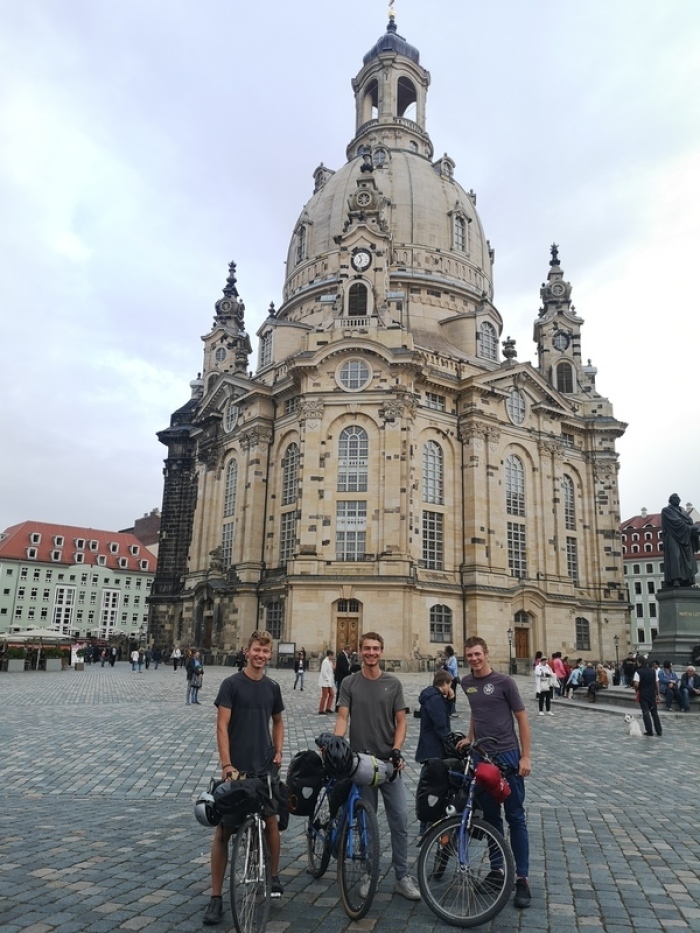 Das private Erinnerungsfoto zeigt die drei Kölner Abiturienten Anton (l-r), Lovis und Till vor der Dresdner Frauenkirche. Foto: privat/dpa