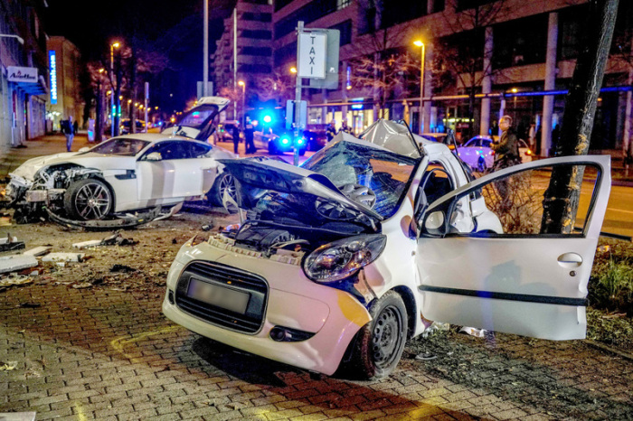 Zwei Autos stehen nach einem Zusammenprall am Straßenrand. Bei dem Zusammenstoß sind in Stuttgart zwei Menschen ums Leben gekommen. Foto: Kohls/Sdmg/dpa 