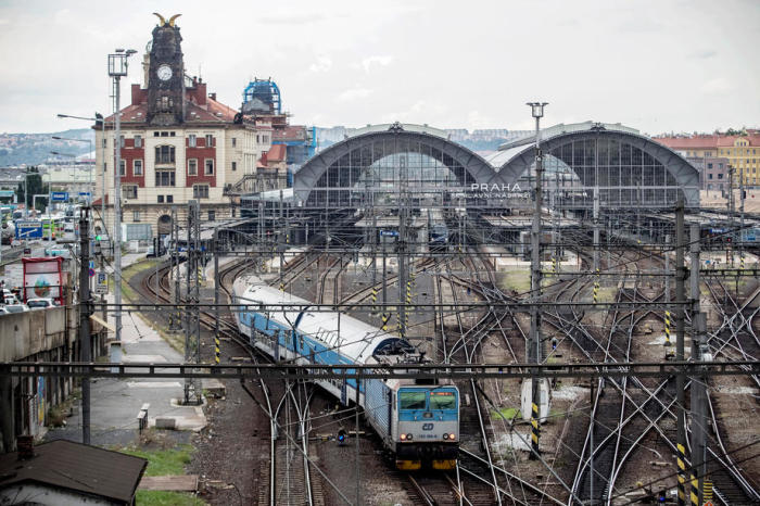 Ein Zug verlässt den Hauptbahnhof in Prag. Foto: epa/Martin Divisek