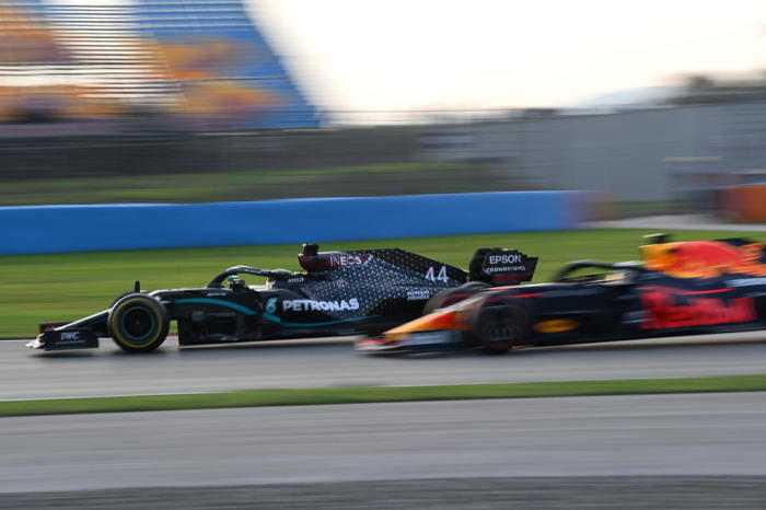 Britischer Formel-1-Pilot Lewis Hamilton (L) von Mercedes-AMG Petronas. Foto: epa/Ozan Kose