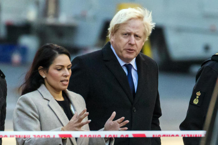 Boris Johnson (R) und die britische Innenministerin Priti Patel (L) besuchen den Tatort in der Nähe der London Bridge in London. Foto: epa/Vickie Flores