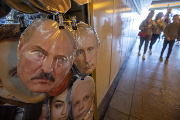Masken des weißrussischen Präsidenten Alexander Lukaschenko (L) und des russischen Präsidenten Wladimir Putin werden auf einem Souvenirmarkt in St. Petersburg ausgestellt. Foto: epa/Anatoly Maltsev