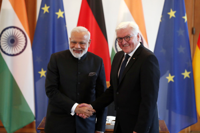  Der indische Premierminister Narendra Modi (L) schüttelt dem deutschen Präsidenten Frank Walter Steinmeier (R) im Schloss Bellevue in Berlin die Hand. Archivbild. Foto: epa/Felipe Trueba