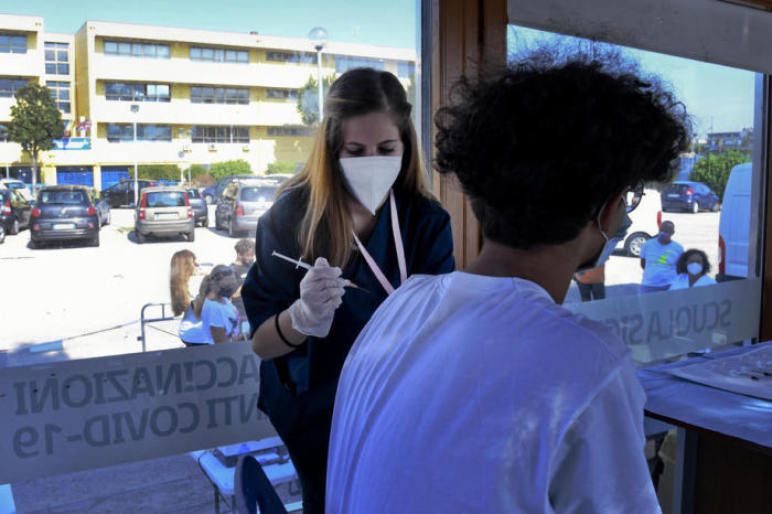 Vaccination mot Covid-19 för studenter i Neapel. Foto: epa/Ciro Fusco
