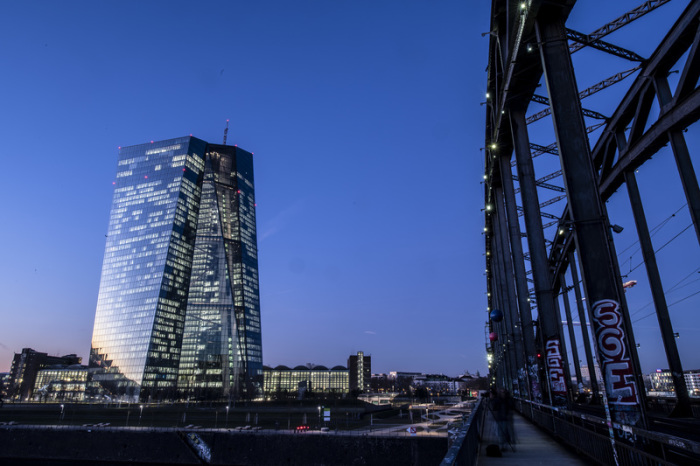 Die Lichter in den Büros der Europäischen Zentralbank (EZB) leuchten im letzten Licht des Tages. Foto: Boris Roessler/Dpa
