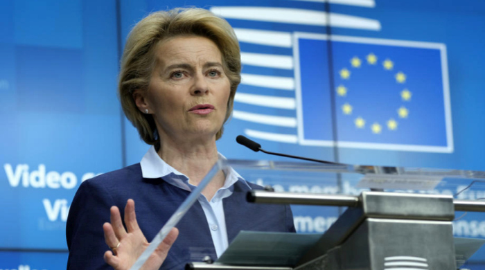Die Präsidentin der Europäischen Kommission, Ursula von der Leyen, spricht während einer  Pressekonferenz. Foto: epa/Olivier Hoslet