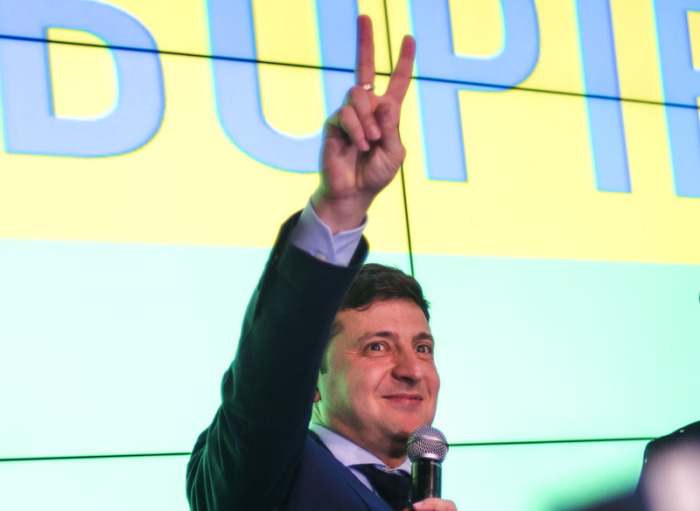 Präsidentschaftskandidat Wladimir Selenski macht das Victory-Symbol, nachdem die erste Runde der Präsidentschaftswahl ausgezählt wurde. Foto: Dan Braun/Ap/dpa