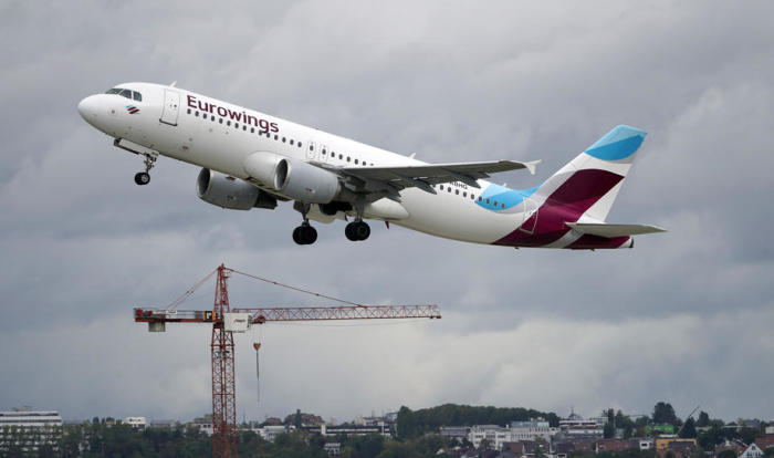 Ein Airbus der Fluggesellschaft Eurowings startet am Flughafen Stúttgart. Foto: epa/Ronald Wittek