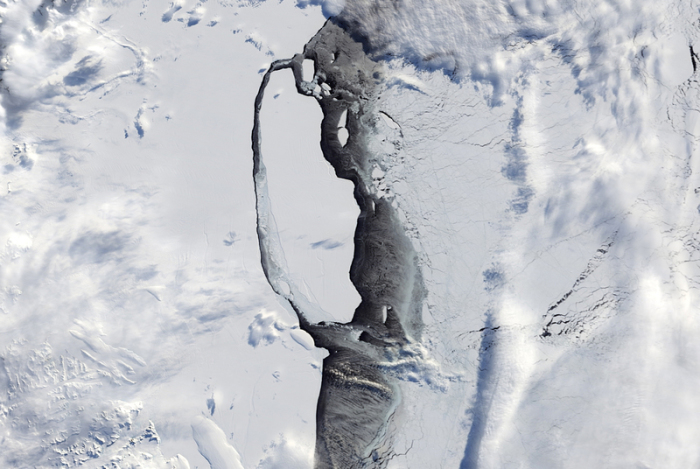 Der Eisberg A68 löst sich vom Larsen-C-Schelfeis. Nach dem Abbruch des gigantischen Eisbergs in der Antarktis wollen Wissenschaftler demnächst vor Ort die Folgen erforschen. Foto: Jesse ALlen/Nasa/dpa