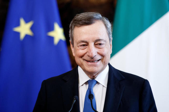 Mario Draghi, der italienische Ministerpräsident, schaut während eines Treffens mit der deutschen Bundeskanzlerin im Chigi-Palast in Rom zu. Foto: epa/Roberto Monaldo/lapresse