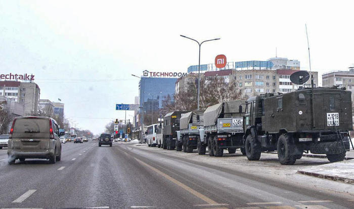 Kasachische Militärfahrzeuge (R) stehen auf einem Gelände in der Innenstadt von Nur-Sultan. Foto: epa/Radmir Fahrutdinov