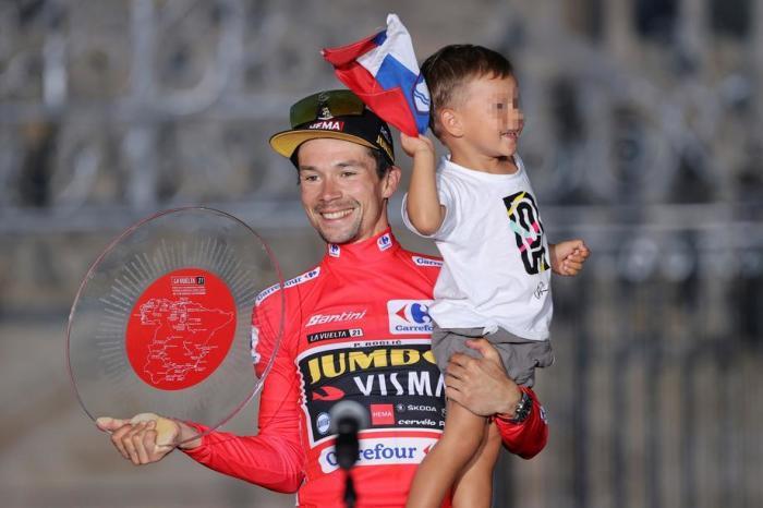 Der Slowenische Fahrer und Gesamtführende Primoz Roglic vom Team Jumbo Visma feiert mit seinem Sohn nach dem Sieg bei der Spanischen Radrundfahrt Vuelta. Foto: epa/Manuel Bruque