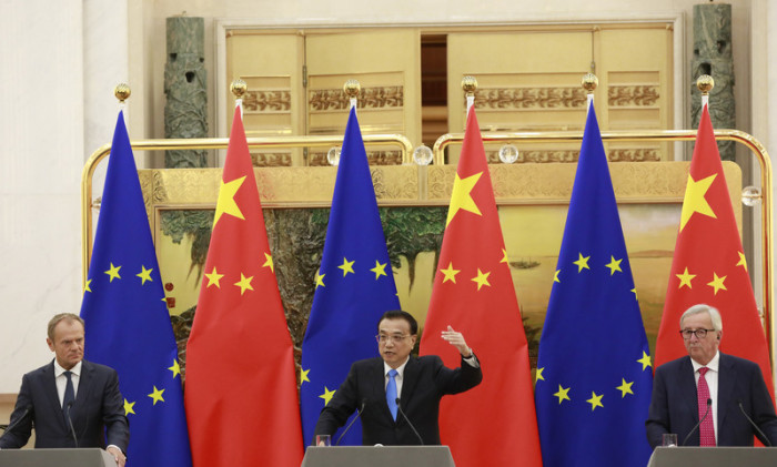 Der chinesische Premierminister Li Keqiang (M.) Präsident des Europäischen Rates Donald Tusk (l.) und Präsident der Europäischen Kommission Jean-Claude Juncker (r.). Foto: epa/How Hwee Young