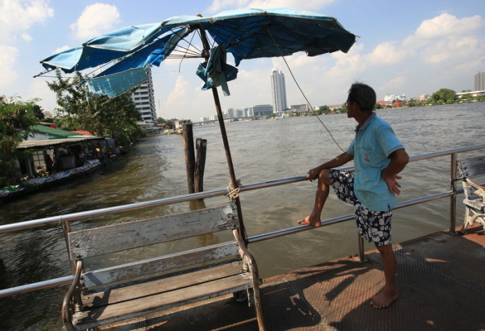 Um verheerende Überschwemmungen wie im Jahr 2011 zu verhindern, haben die Behörden angekündigt, Wasser aus dem Chao-Phraya-Damm abzulassen. Foto: epa/Narong Sangnak