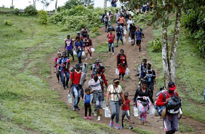 Haitianische Migranten gehen auf ihrem Weg nach Panama durch die Darien Gap in Acandi. Foto: epa/Mauricio Duenas Castaneda