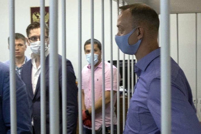 Ivan Safronov, ein Berater des Leiters der russischen staatlichen Raumfahrtkorporation ROSCOSMOS, steht im Käfig eines Angeklagten vor einer Anhörung vor dem Lefortovsky-Bezirksgericht in Moskau. Foto: epa/Sergei Ilnitsky