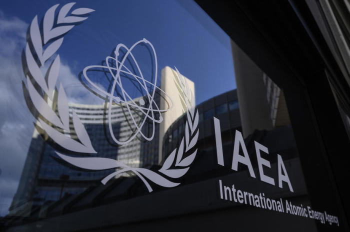 Man sieht ein Logo der Internationalen Atomenergiebehörde (IAEA) vor dem IAEA-Hauptquartier am UN-Sitz in Wien. Foto: epa/Christian Bruna