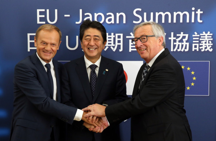 Japans Premierminister Shinzo Abe (M.), der Präsident des Europäischen Rates Donald Tusk (l.) und EU-Kommissionspräsident Jean-Claude Juncker. Foto: epa/Francois Walschaerts