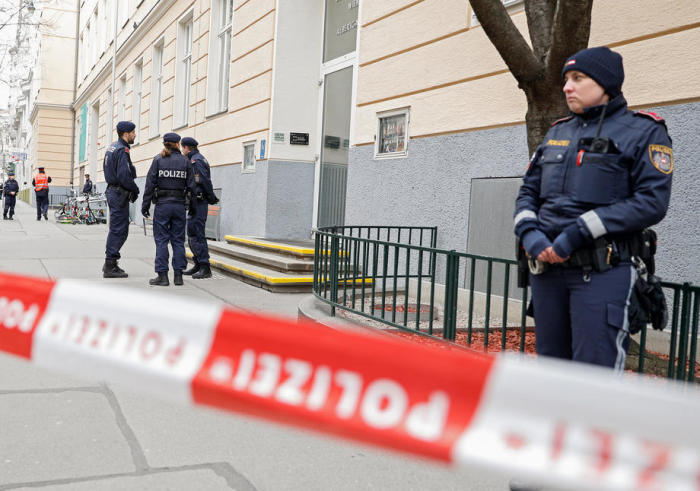 Die Polizei bewacht eine Schule, die wegen des Verdachts auf einen Coronavirus-Fall in Wien unter Isolation steht. Foto: epa/Florian Wieser
