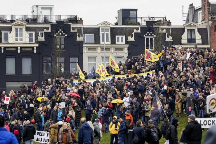 Aktivisten der niederländischen Widerstandsgruppe Netherlands in Resistance gedenken der Kaffeeschlacht in Amsterdam. Foto: epa/Phil Nijhuis