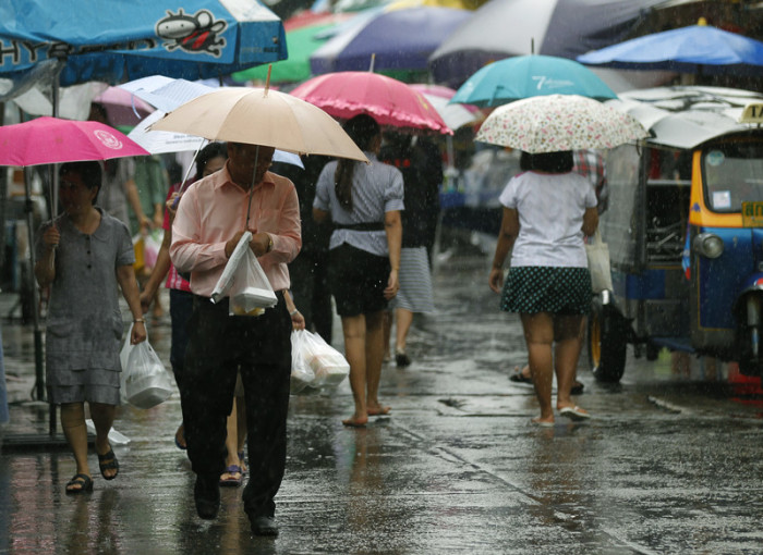 Regenschirm nicht vergessen! Foto: epa/Narong Sangnak