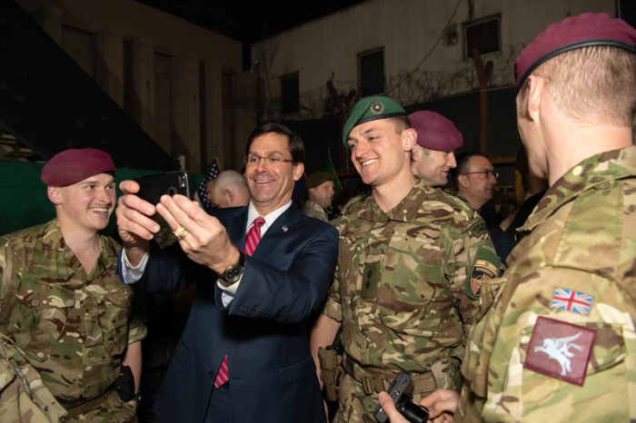 Mark Esper, Verteidigungsminister der USA macht bei einem Treffen mit Mitgliedern des Koalitionsdienstes einen Selfie. Foto: Dod/Zuma Wire/dpa