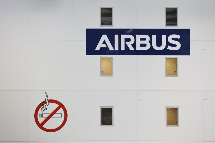 Das Logo von AIRBUS an der Montagelinie für das A320-Passagierflugzeug im Airbus-Werk ist abgebildet. Foto: epa/Morris Macmatzenmorris Macmatzen