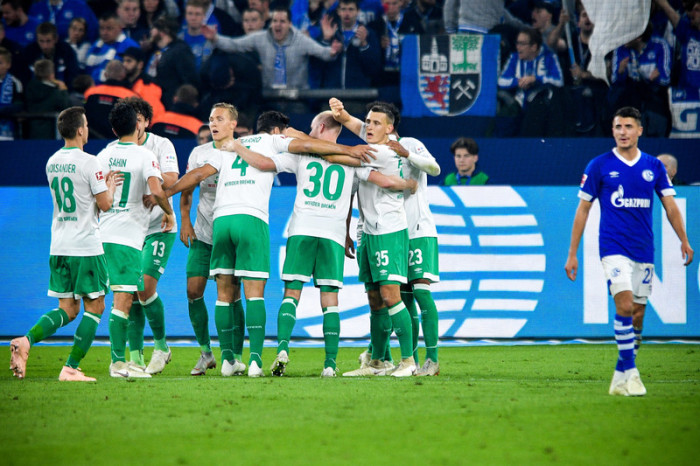 Bremens Spieler feiern ihren Sieg gegen Schalke. Foto: epa/Sascha Steinbach