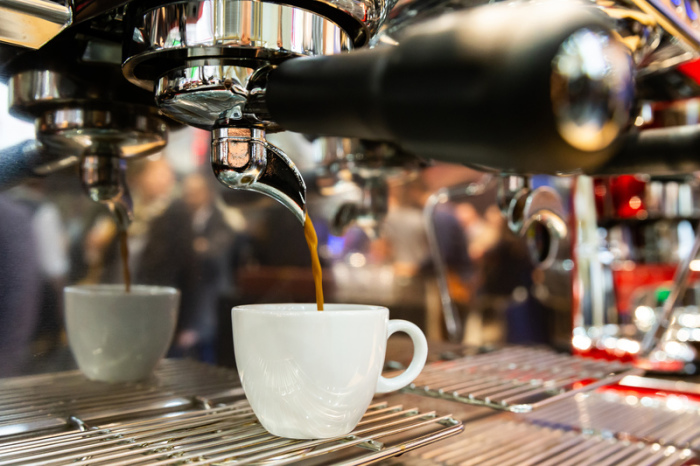 Ein Espresso läuft auf der Messe für Gastronomie und Hotellerie Internorga in den Messehallen Hamburg aus einer der zahlreich ausgestellten Espressomaschinen in eine Tasse. Foto: Ulrich Perrey/Dpa