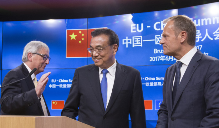 (l-r.) Der Präsident der Europäischen Kommission Jean-Claude Juncker, der chinesische Premierminister Li Keqiang und der Präsident des Europäischen Rates Donald Tusk. Foto: epa/Olivier Hoslet
