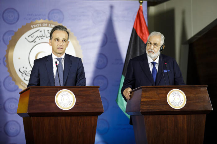 Der deutsche Außenminister Heiko Maas (L) und Mohamed Taher Siala (R), Außenminister von Libyen in der Regierung des National Accord, wenden sich in Tripolis an die Presse. Foto: epa/Janine Schmitz/photothek.net / P