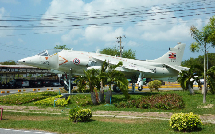Ein Harrier-Kampfjet bezeugt U-Tapaos Vergangenheit als Air Base der Amerikaner während des Vietnamkriegs.