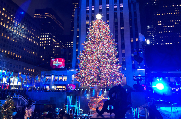 Der Weihnachtsbaum am Rockefeller Center leuchtet bunt und hell im Lichterglanz, nach der Zeremonie zum Anschalten der Beleuchtung für den Baum. Foto: Benno Schwinghammer/Dpa