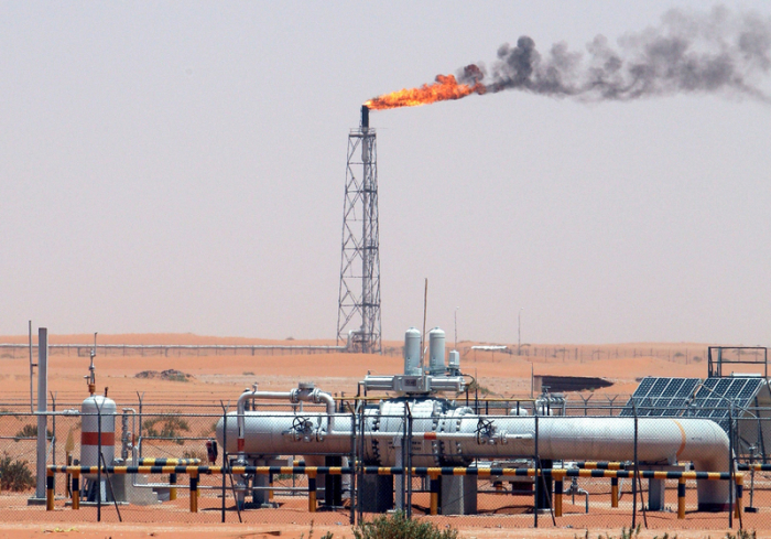 Technische Anlagen stehen auf dem Khurais-Ölfeld, das rund 160 Kilometer von Riad entfernt liegt. Foto: Ali Haider/Epa/dpa
