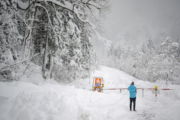 Unpassierbar: Wegen starken Schneefällen wurden viele Straßen in Österreich für den Verkehr gesperrt. Foto: epa/Christian Bruna