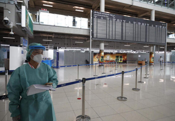 Medizinisches Personal wartet im Bangkoker Suvarnabhumi International Airport auf ausländische und thailändische Rückkehrer nach Thailand, die nach Ankunft ihre Quarantäne antreten. Foto: epa/Rungroj Yongrit