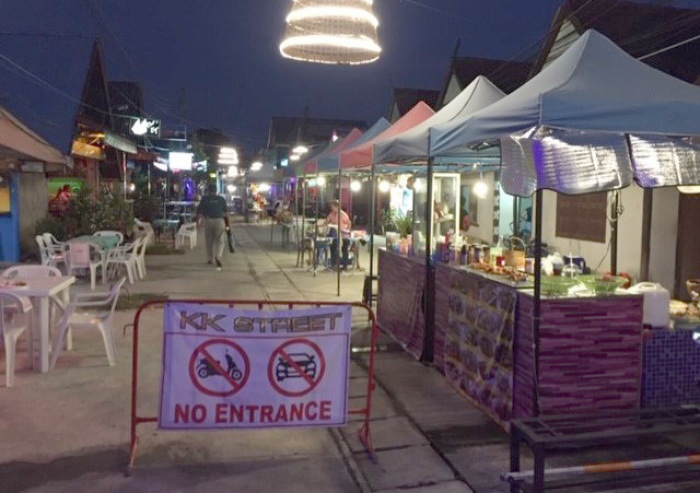 Vor den Bars in der Soi Samui Moon wurde eine kleine Marktmeile errichtet. Es fehlt jedoch an Kundschaft. Foto: Privat
