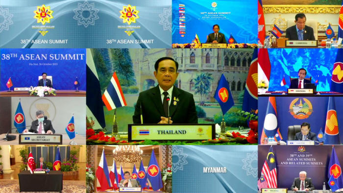 Thailands Premierminister Prayuth Chan-o-cha (M.) im Gespräch mit den Staats- und Regierungschefs des Verbands Südostasiatischer Nationen (ASEAN) auf dem virtuellen ASEAN-Gipfeltreffen am Dienstag. Bild: epa/efe