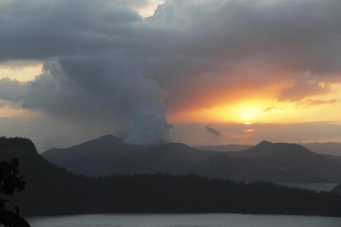 Die Sonne geht unter, während der Vulkan Taal Rauch spuckt, gesehen von der Stadt Tanauan in Batangas. Foto: epa/Mark Cristino