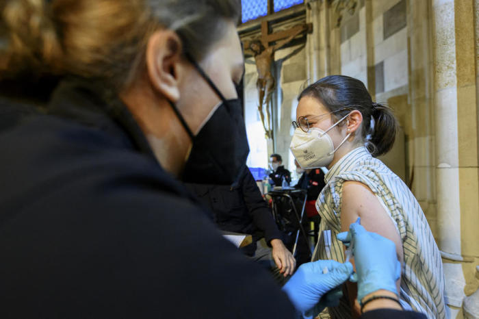 Österreich macht Covid-Impfung zur Pflicht und verhängt Abriegelung. Foto: epa/Christian Bruna