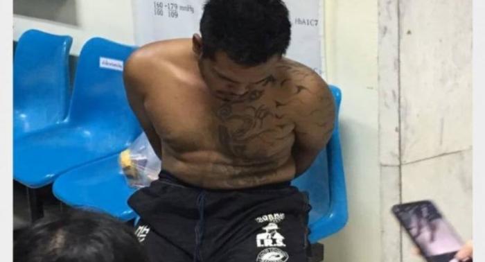 Die Aufnahme zeigt den Angeklagten nach seiner Festnahme auf der Insel Si Chang in der Provinz Chonburi im April 2019. Foto: The Nation
