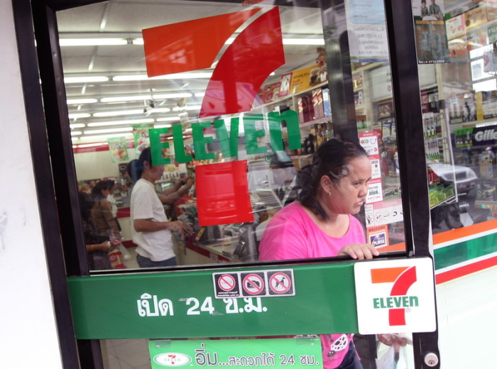 Touristen können sich in drei 7-Eleven-Minimärkten ihre Mehrwertsteuer zurückholen. Foto: epa/Narong Sangnak