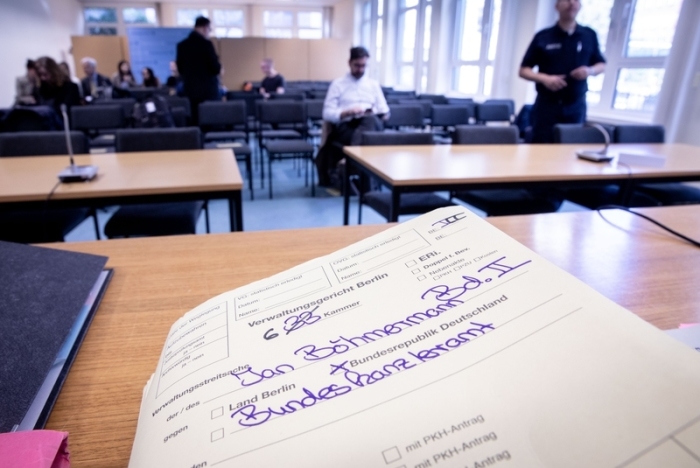 16.04.2019, Berlin: Auf einem Aktendeckel im Gerichtssaal des Verwaltungsgericht Berlin ist 