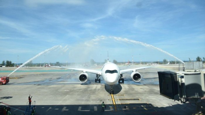 Nach fast zwei Jahren Unterbrechung landete am Montag erstmals wieder eine Finnair-Maschine auf dem Phuket International Airport. Sie wurde mit einer Wassertaufe begrüßt. Foto: Airports Of Thailand