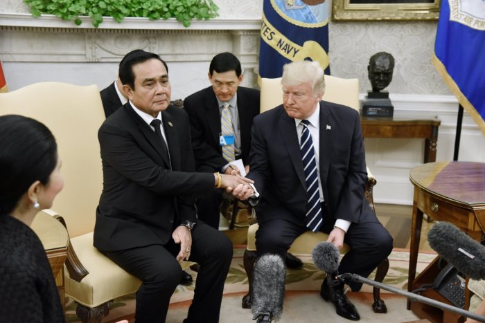 Thailands Staatschef Prayut Chan-o-cha (l.) wird von US-Präsident Donald Trump (r.) im Weißen Haus begrüßt. Foto: epa/Olivier Douliery