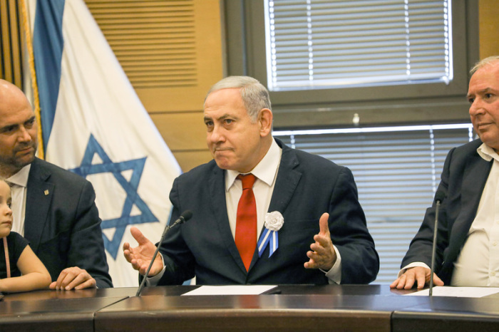 Benjamin Netanjahu (M), Premierminister von Israel, spricht während der Fraktionssitzung der Likud-Partei, vor der Vereidigung des 22. israelischen Parlaments (Knesset). Foto: Ilia Yefimovich/Dpa