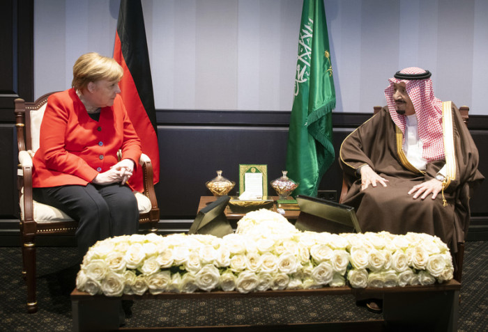 Die deutsche Bundeskanzlerin Angela Merkel (L) und der saudische König Salman bin Abdulaziz Al Saud (R) treffen sich am Rande des ersten LAS-EU-Gipfels in Sharm el-Sheikh zu einem bilateralen Treffen. Foto: epa/Guido Bergmann