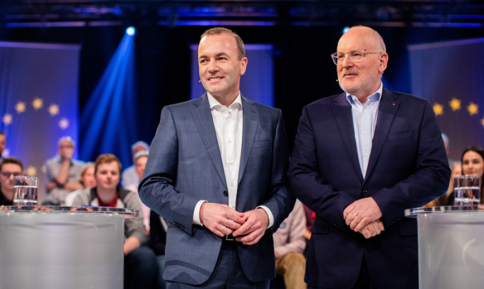 Manfred Weber (l, EVP) und Frans Timmermans (SPE), Spitzenkandidaten für die Europawahl, stehen vor der ARD-Live-Sendung 