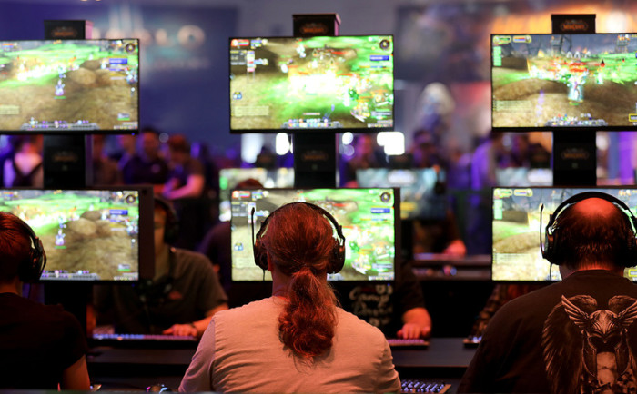Besucher der Gamescom spielen «World of Warcraft» des Spielentwicklers Blizzard Entertainment. Die Gamescom brummt - und wächst. Foto: Oliver Berg/Dpa