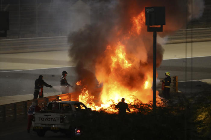 Flammen an der Unfallstelle des französischen Formel-1-Piloten Romain Grosjean vom Haas F1 Team beim Start des Formel-1-Grand of Bahrain. Foto: epa/Bryn Lennon